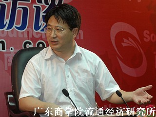 王先庆:广东的商贸流通企业,尤其是广州本土的企业,都在广州或者珠三角这些地区扩张、发展,很少走出岭南,更别说到北方去发展了,这个问题就引起我一定要搞清楚这背后到底有什么因素。 王先庆:广东的商贸流通企业,尤其是广州本土的企业,都在广州或者珠三角这些地区扩张、发展,很少走出岭南,更别说到北方去发展了,这个问题就引起我一定要搞清楚这背后到底有什么因素。