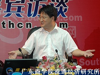 王先庆:新粤商的风格带着典型的岭南文化特征,即务实、低调、敏感、自强,四大特征刚好适合广东改革开放30年经济发展的要求,但任何优势都有两面性,在那个条件下是优势,换到另外一个条件就是弱势了。 王先庆:新粤商的风格带着典型的岭南文化特征,即务实、低调、敏感、自强,四大特征刚好适合广东改革开放30年经济发展的要求,但任何优势都有两面性,在那个条件下是优势,换到另外一个条件就是弱势了。